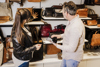 man-en-vrouw-in-tassenwinkel