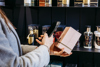 vrouw maakt foto van parfum in winkel